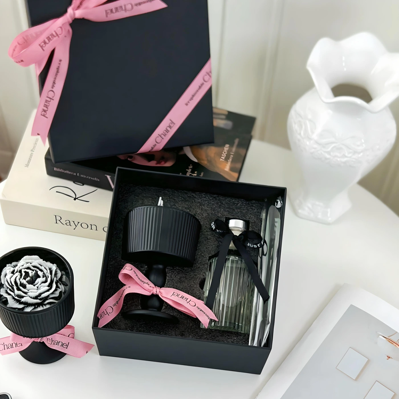 Подарочная коробка с ароматическими свечами картинка