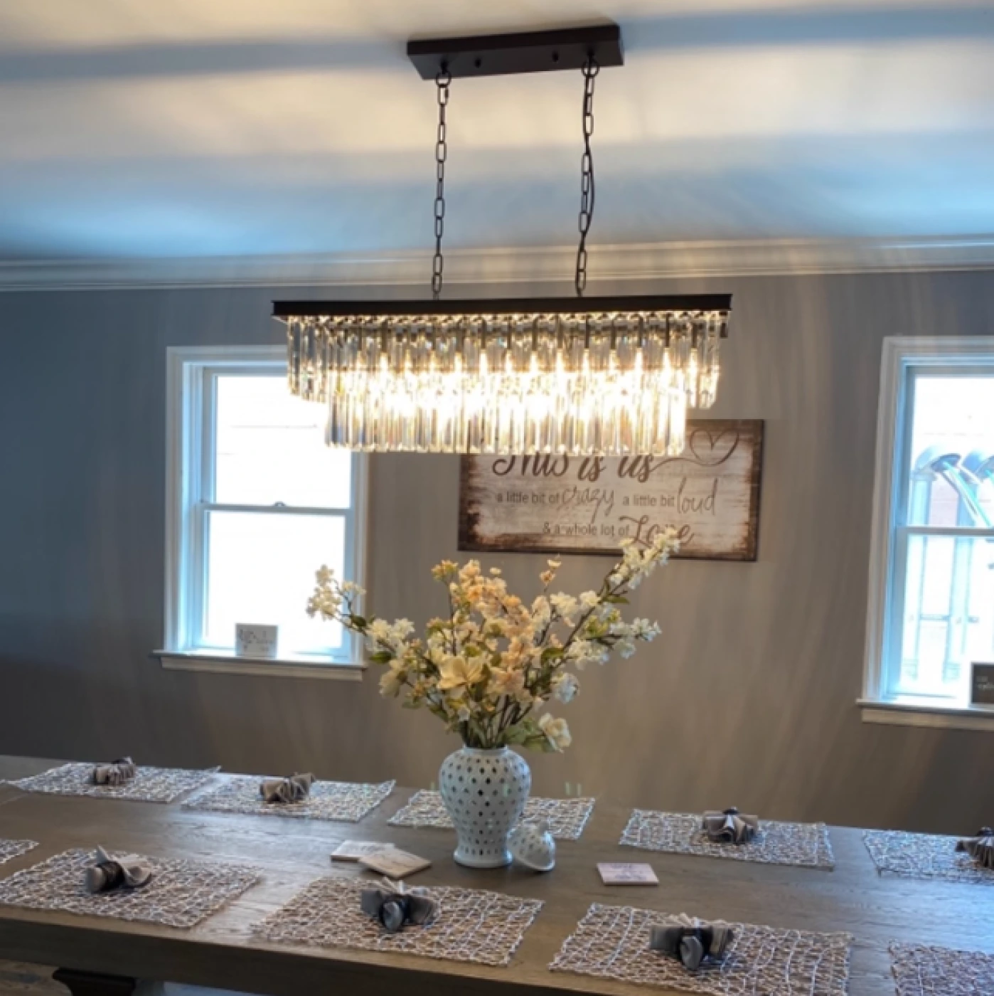 Линейная хрустальная люстра картинка