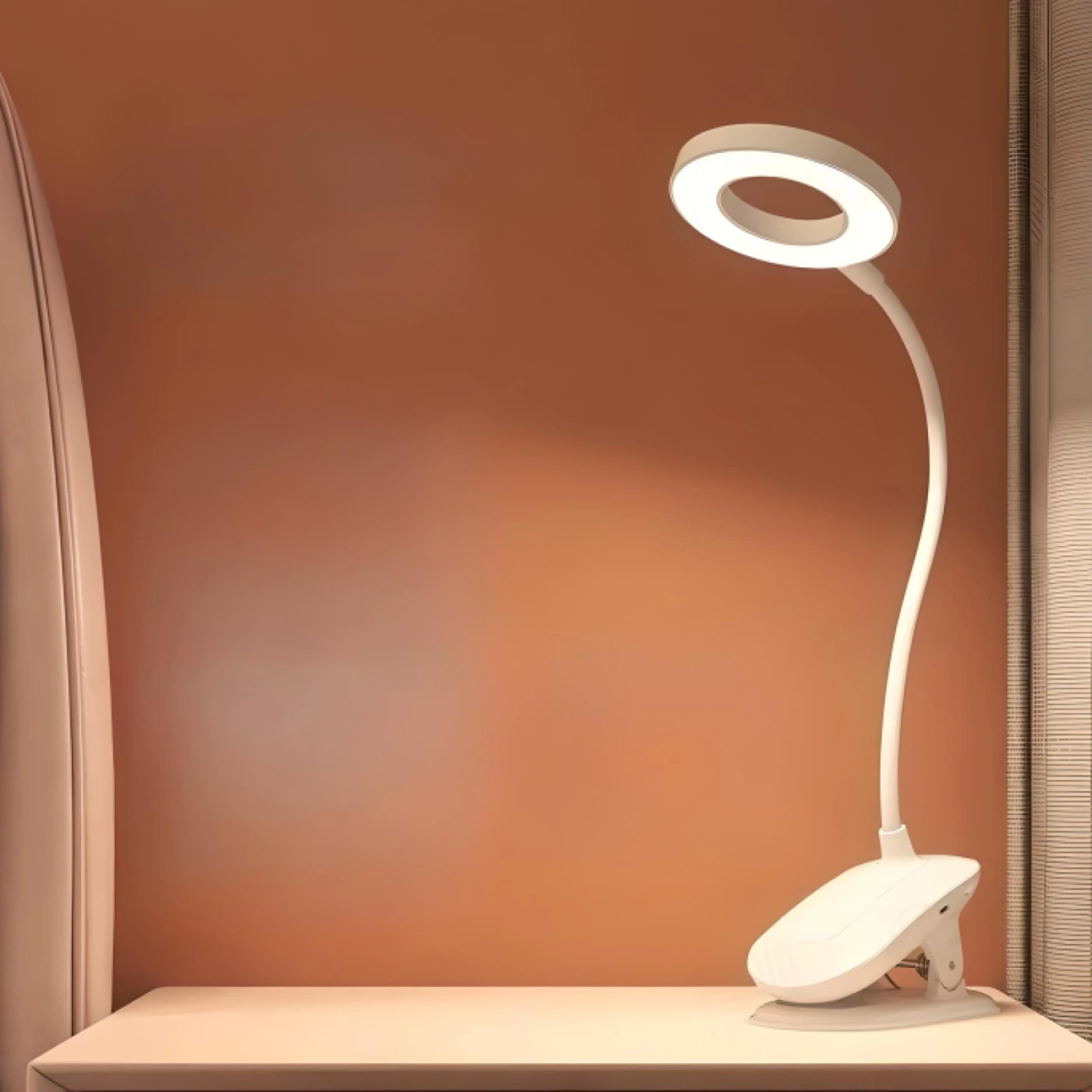 Светодиодная настольная лампа Midea картинка