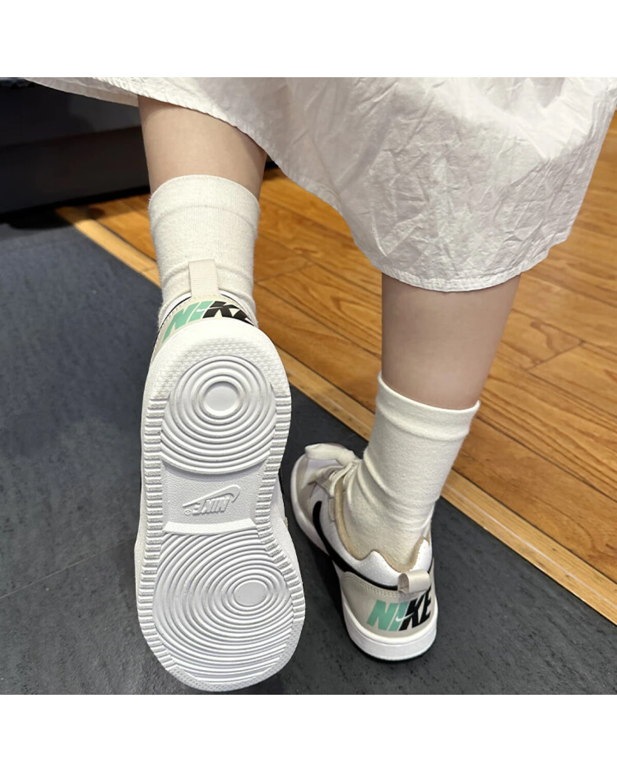 Nike Court Borough детские кеды кожаные повседневные серо-белые картинка