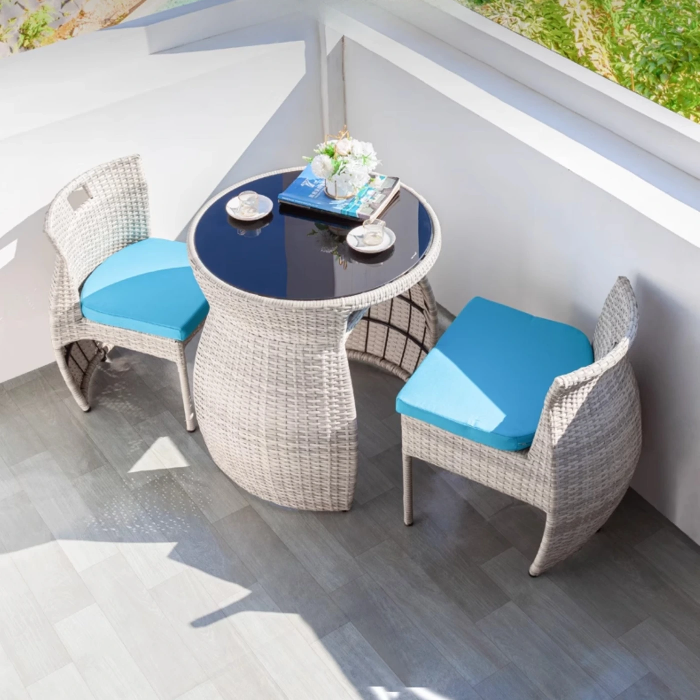 Деревянный стол для террасы со стульями картинка