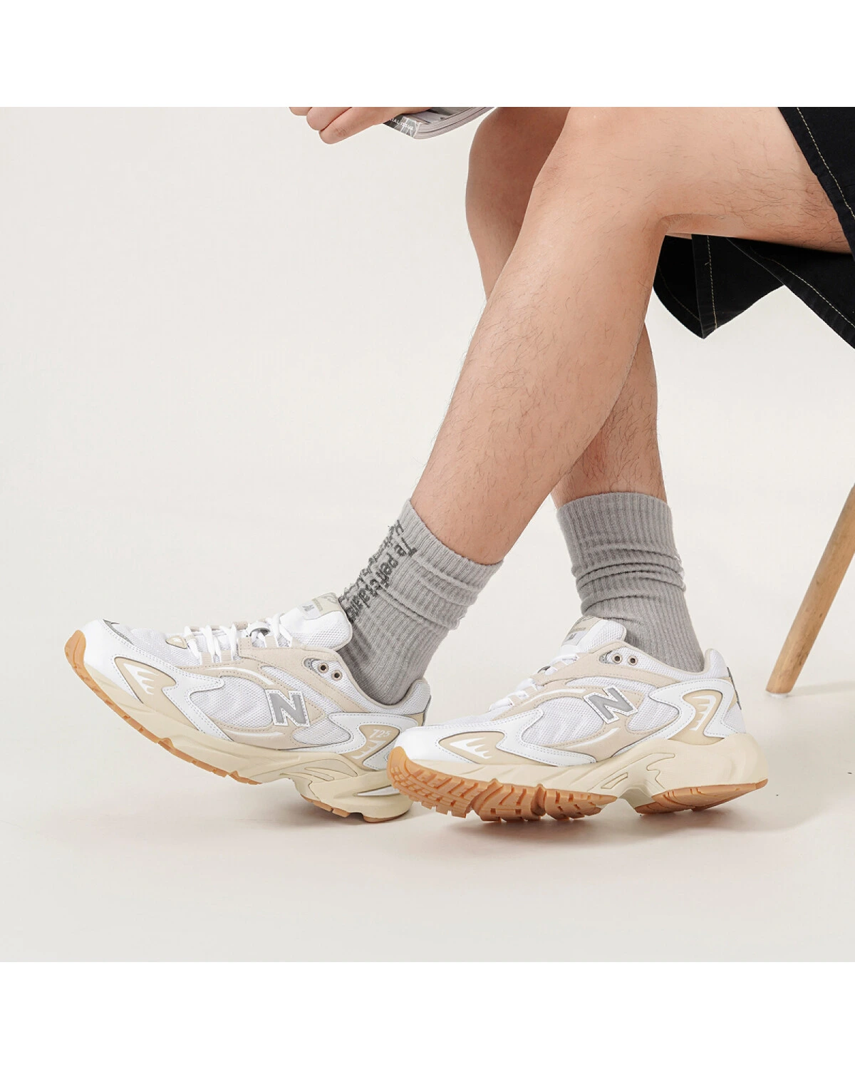 New Balance NB 725 V1 unisex кроссовки бежевые с белыми вставками картинка