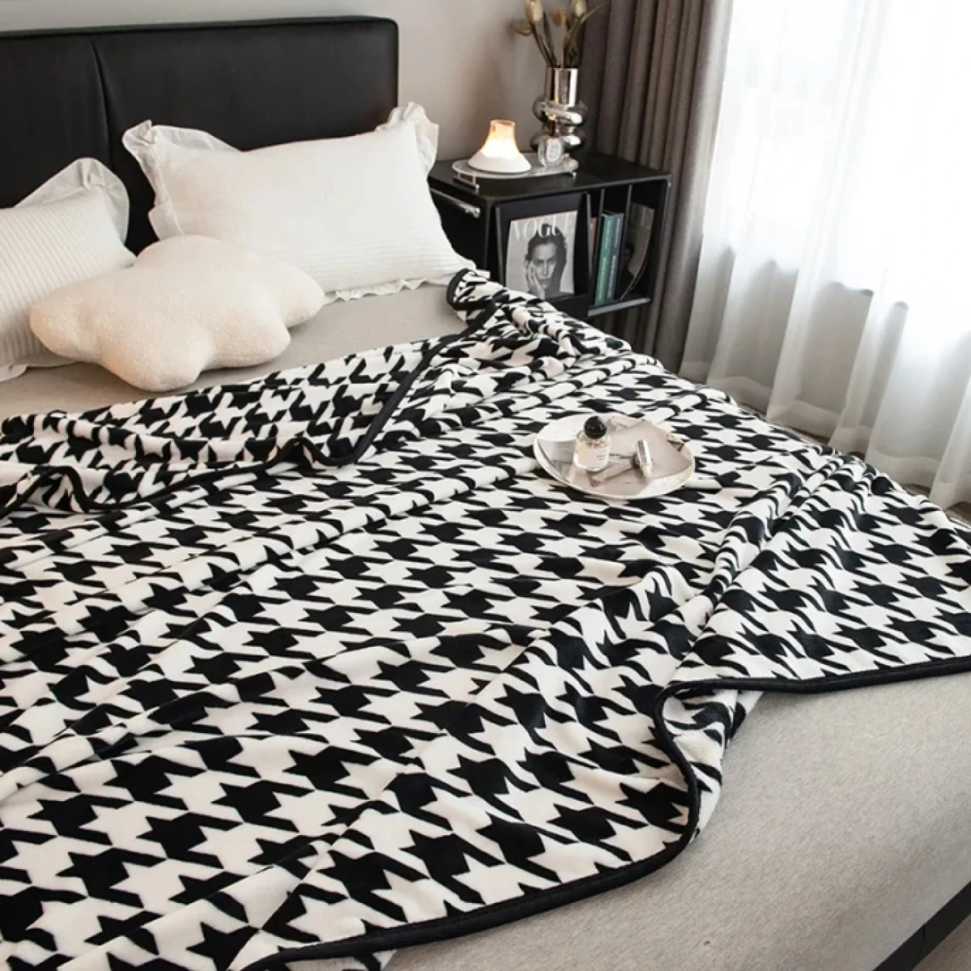 Мягкий плед с черно-белым узором картинка