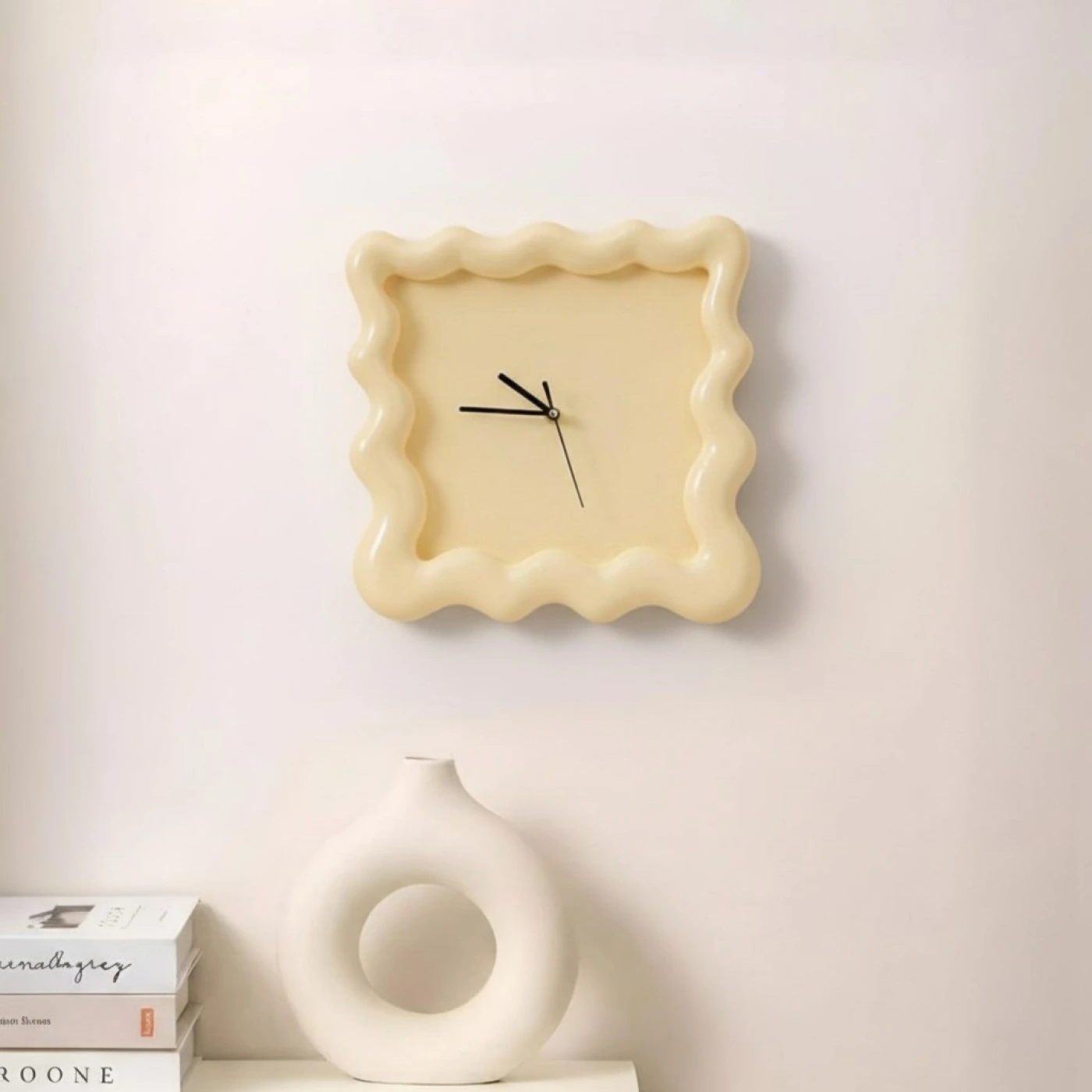 Настенные часы квадратные в стиле «Печенье», бесшумный ход (молочный) картинка