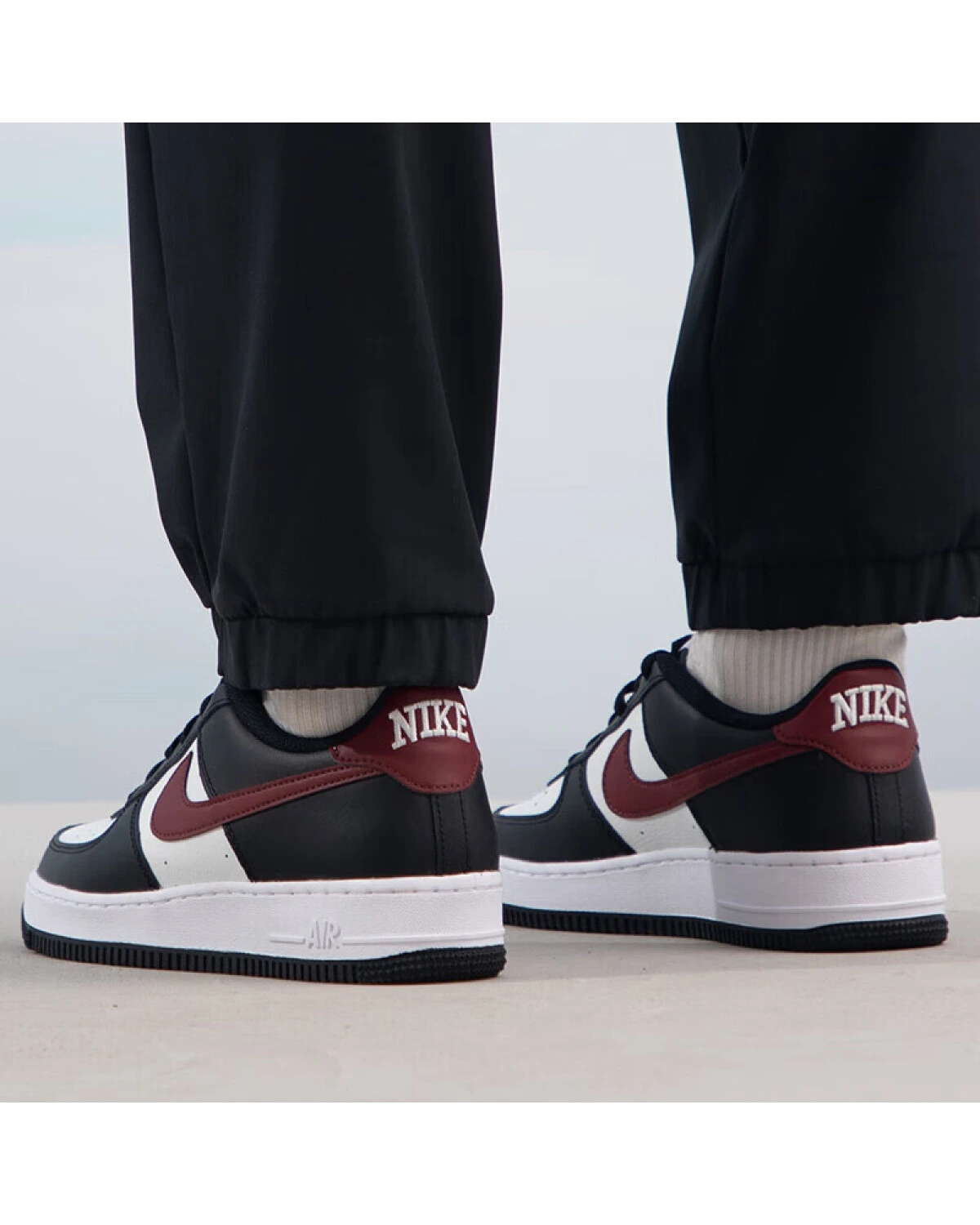 Nike Air Force 1 детские кроссовки черно-белые картинка