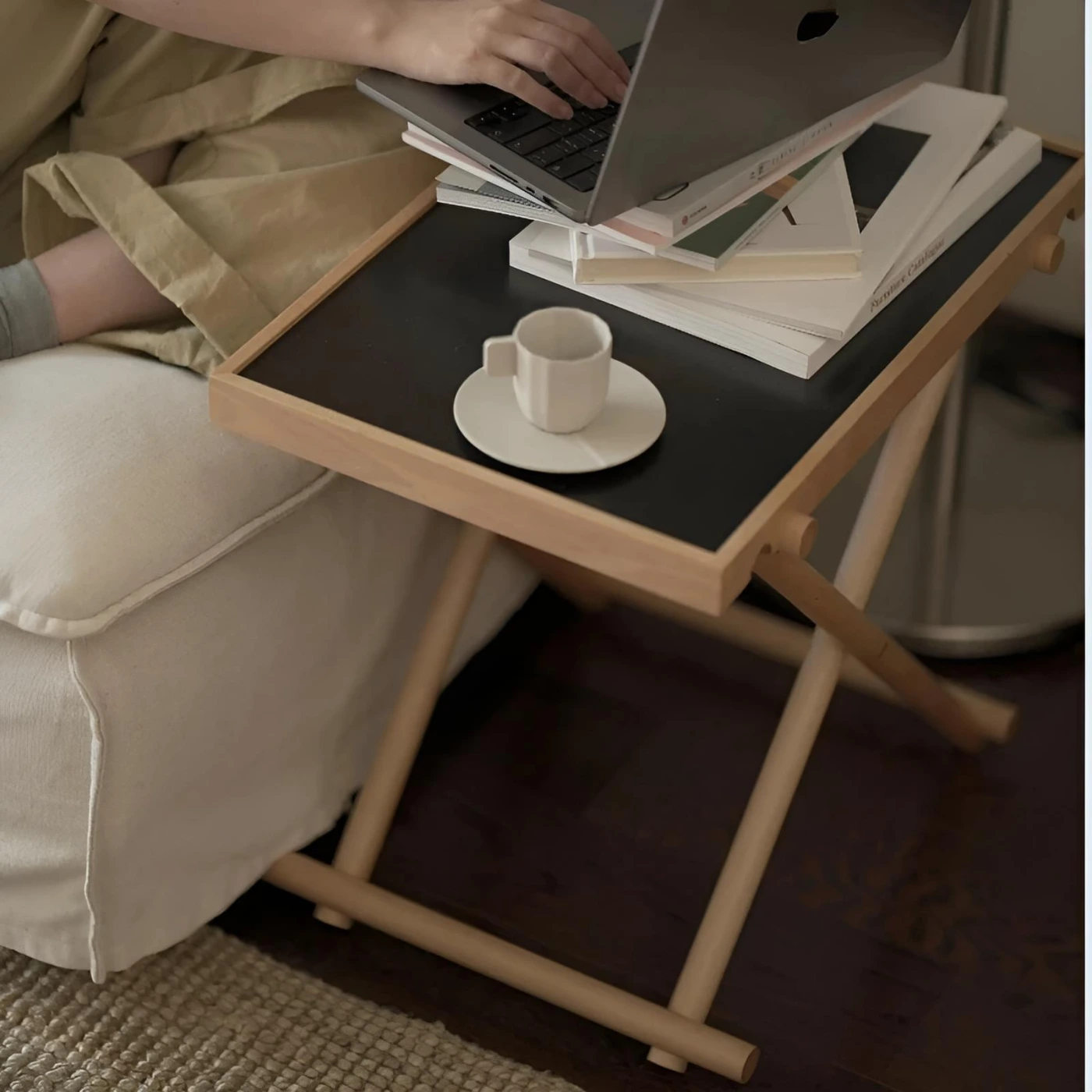 Прикроватный складной столик из массива бука картинка