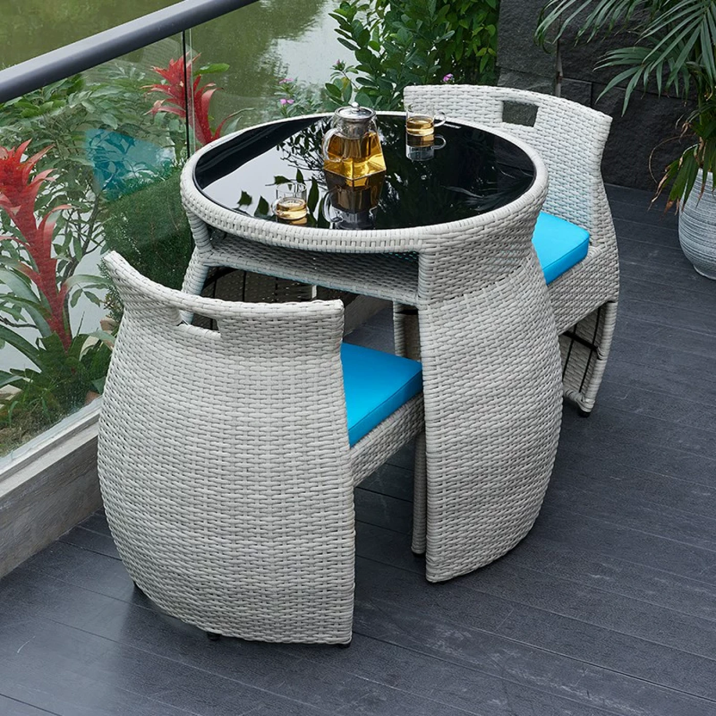 Деревянный стол для террасы со стульями картинка