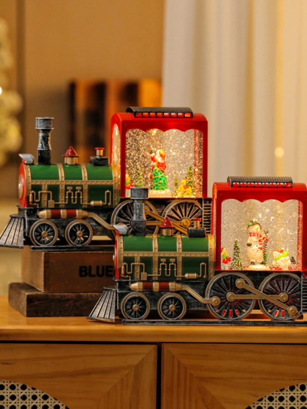 Рождественская музыкальная шкатулка (паровоз) с падающим снегом картинка