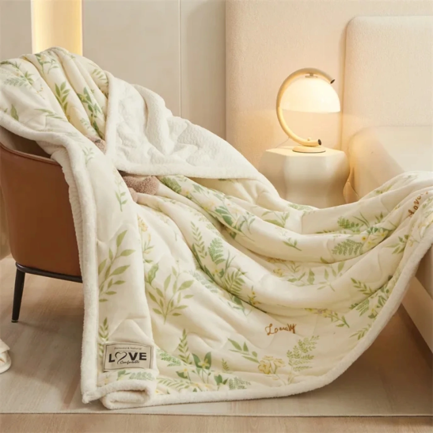 Большой теплый плед с цветочным орнаментом картинка