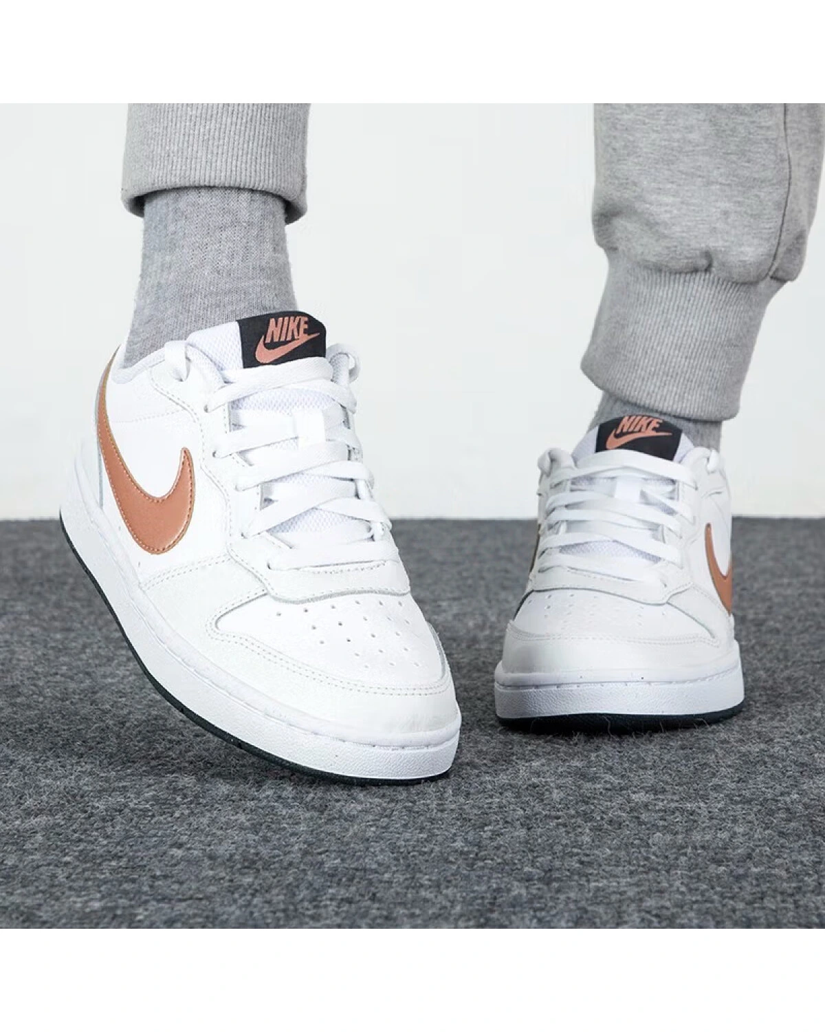 Nike Court Borough Low 2 детские кеды белые с золотым картинка