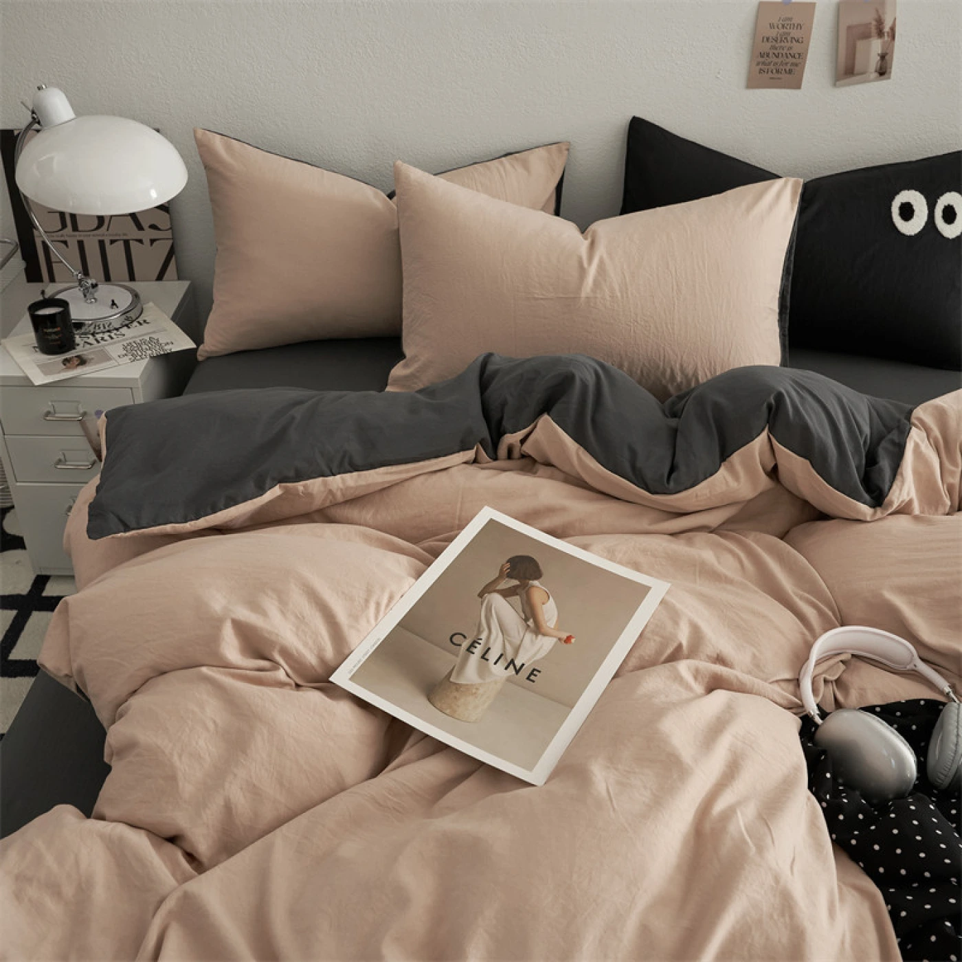 Уютный комплект постельного белья из мягкого хлопка с цветовыми акцентами (темно-серый, бежевый) картинка