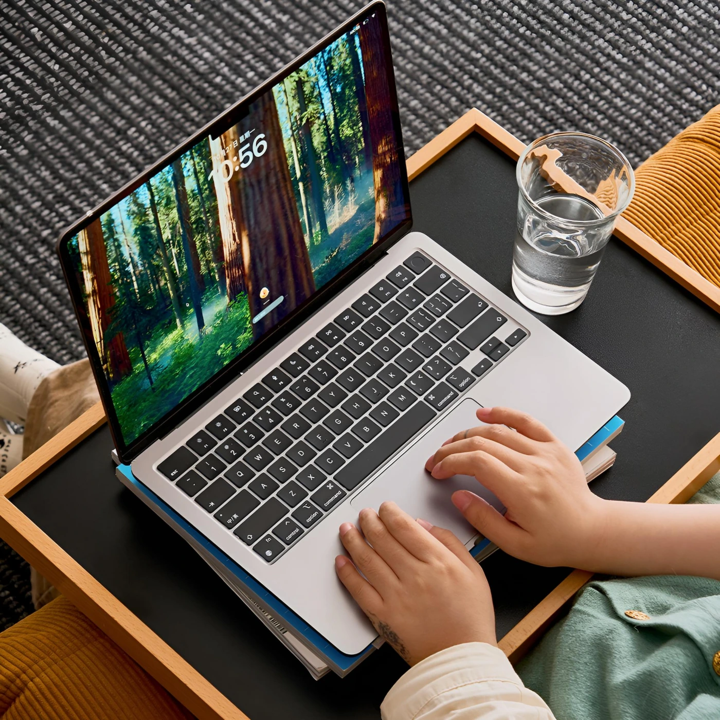 Прикроватный складной столик из массива бука картинка