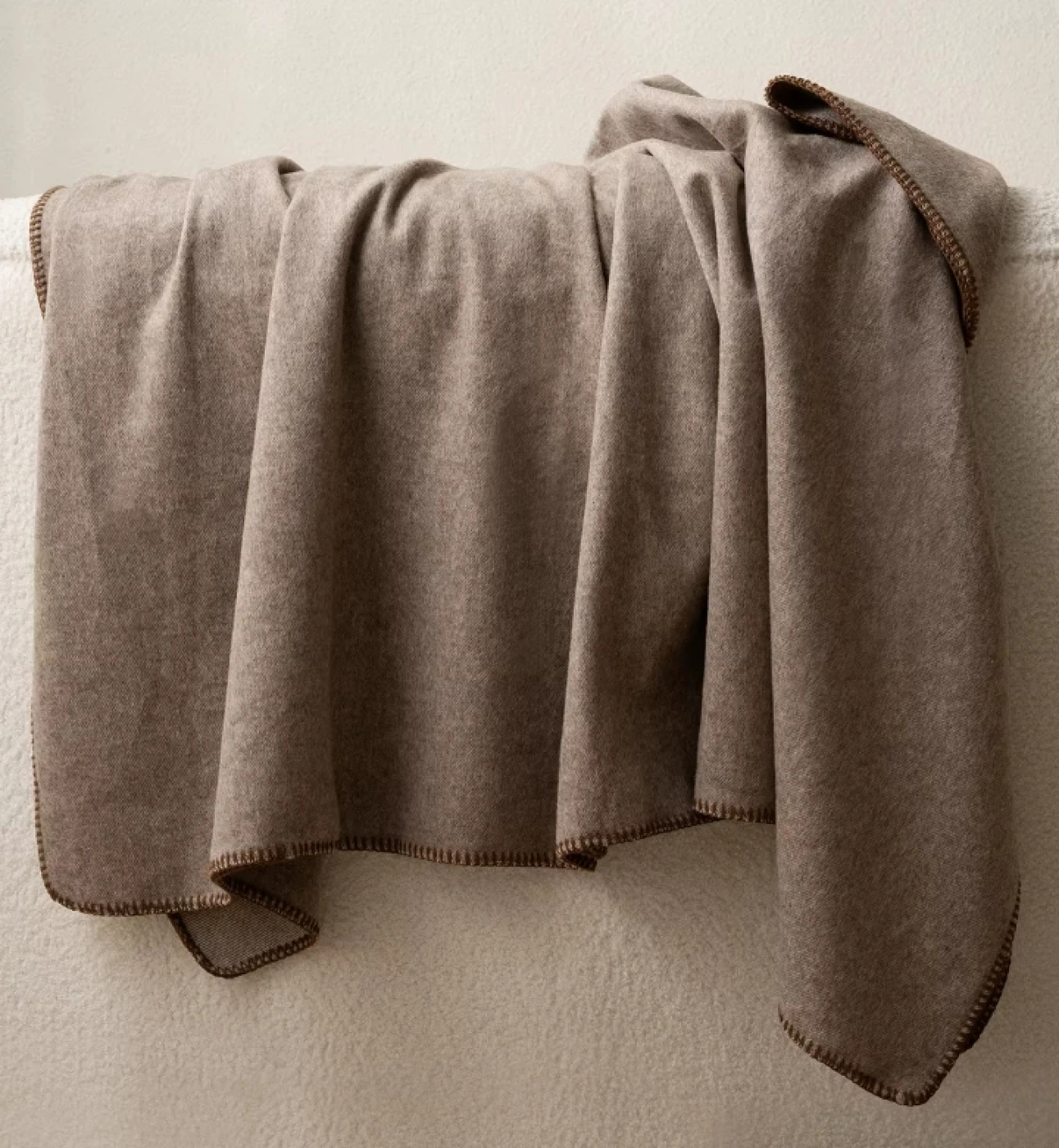 Плед декоративный на кровать, шерсть с полиэстером (серо-коричневый) картинка