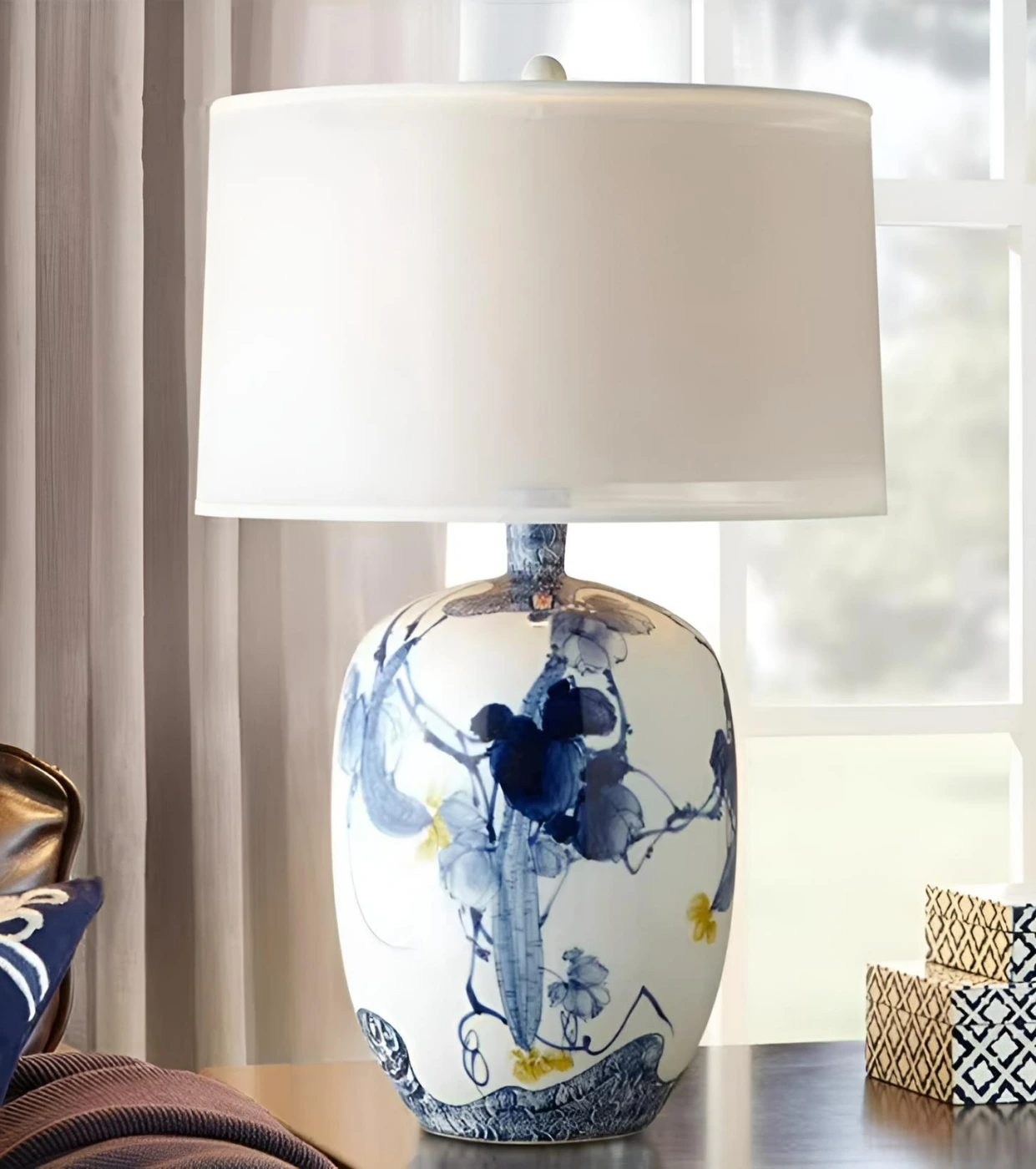 Настольная керамическая лампа с тканевым абажуром картинка