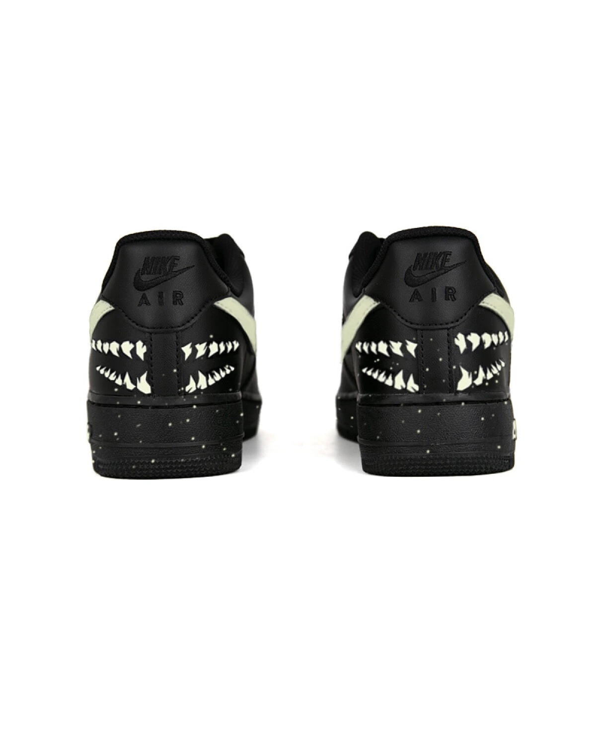 Nike Air Force 1 unisex кроссовки черные с белым логотипом картинка