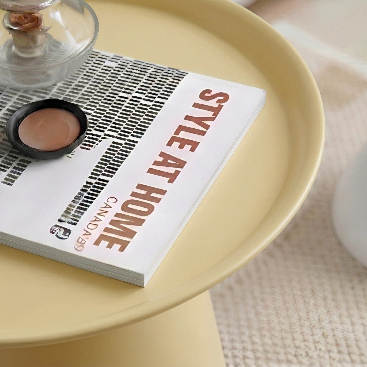 Приставной круглый столик из металла (Жёлтый) картинка