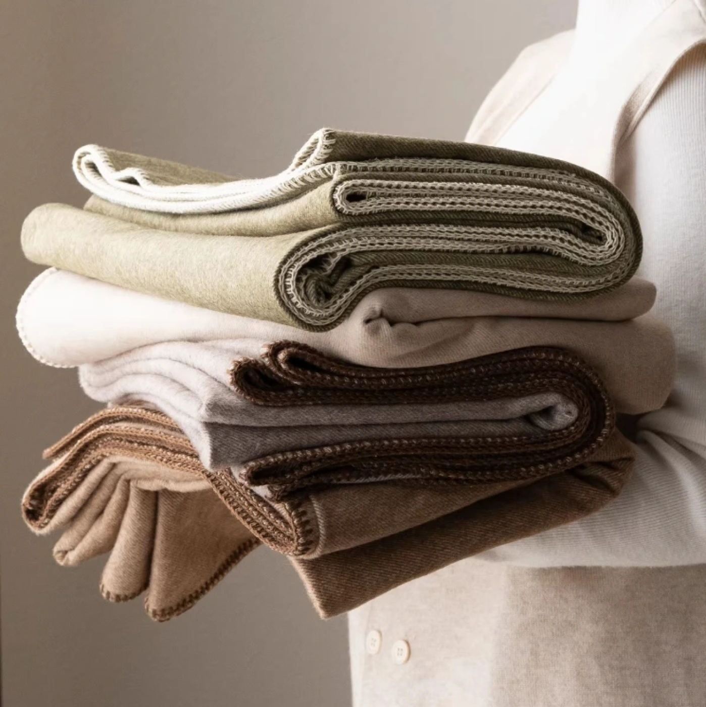 Плед декоративный на кровать, шерсть с полиэстером (серо-коричневый) картинка