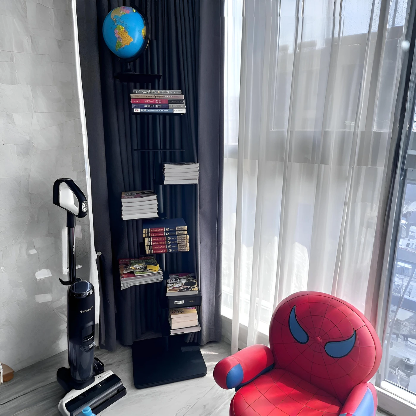 Металлическая напольная стойка-стеллаж для книг картинка