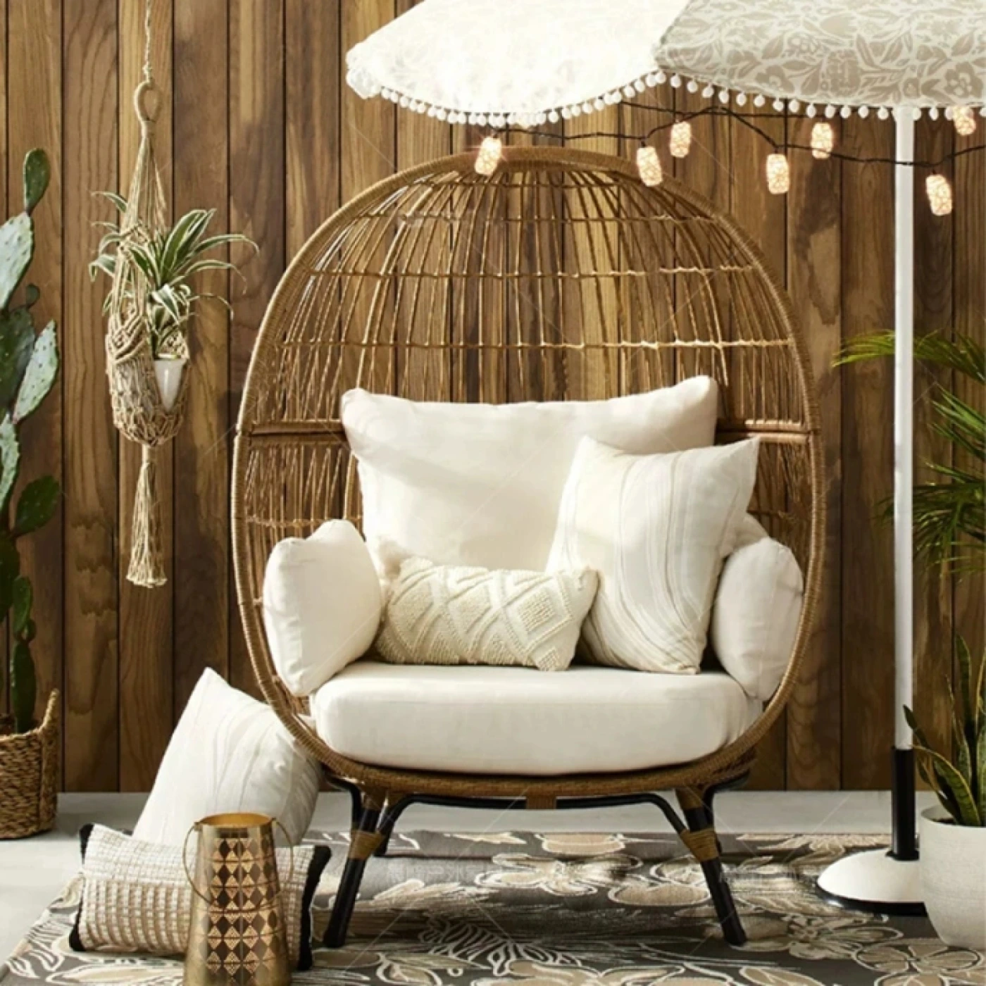 Кресло-кокон из ротанга для сада картинка