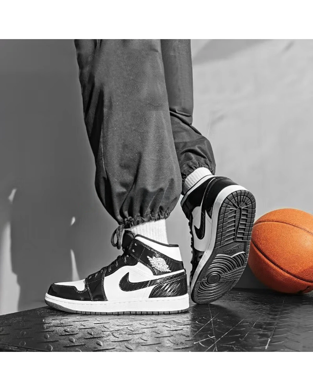 Jordan Air Jordan 1 Mid SE All-Star Weekend детские кроссовки лаковая кожа черно-белые картинка