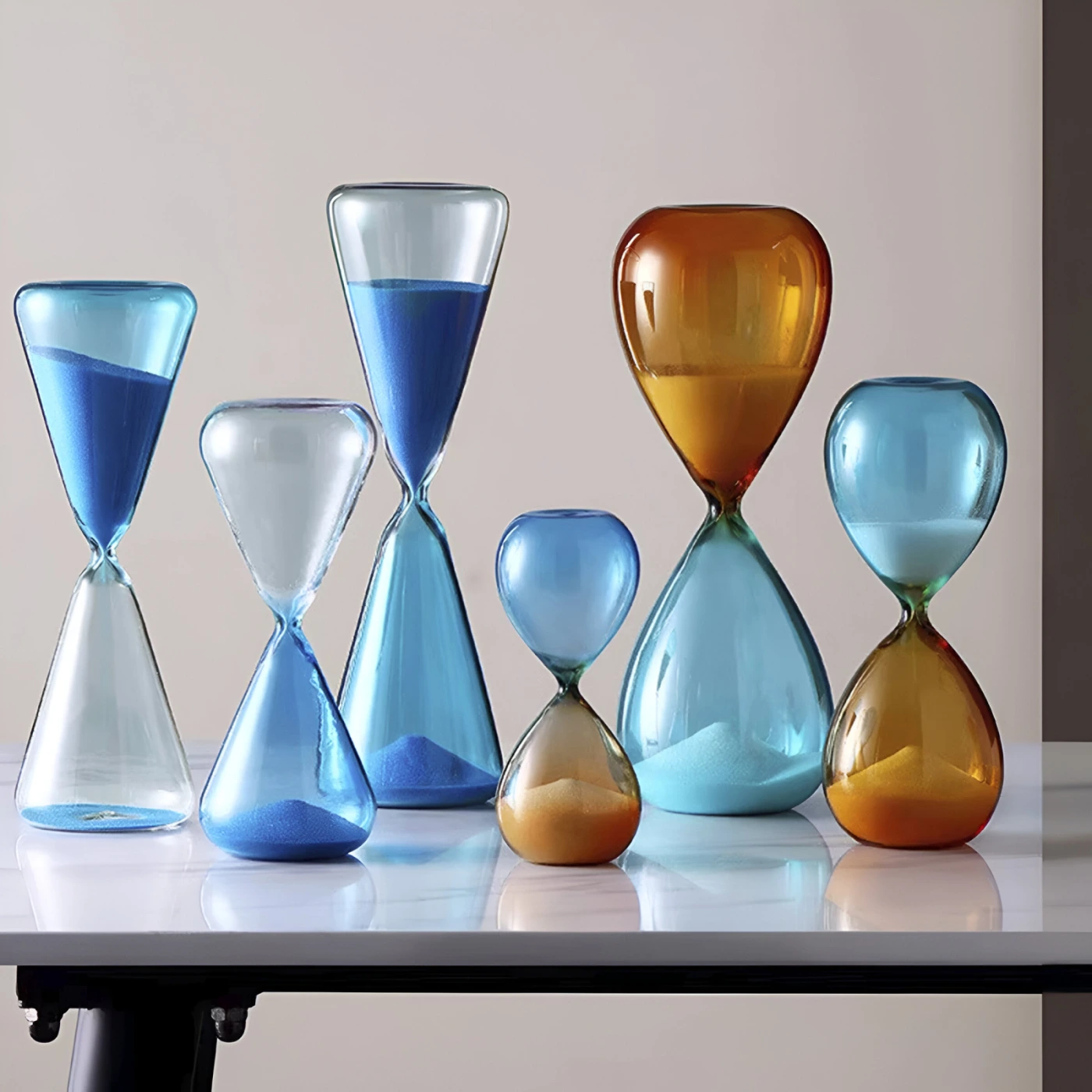 Изящные стеклянные песочные часы картинка