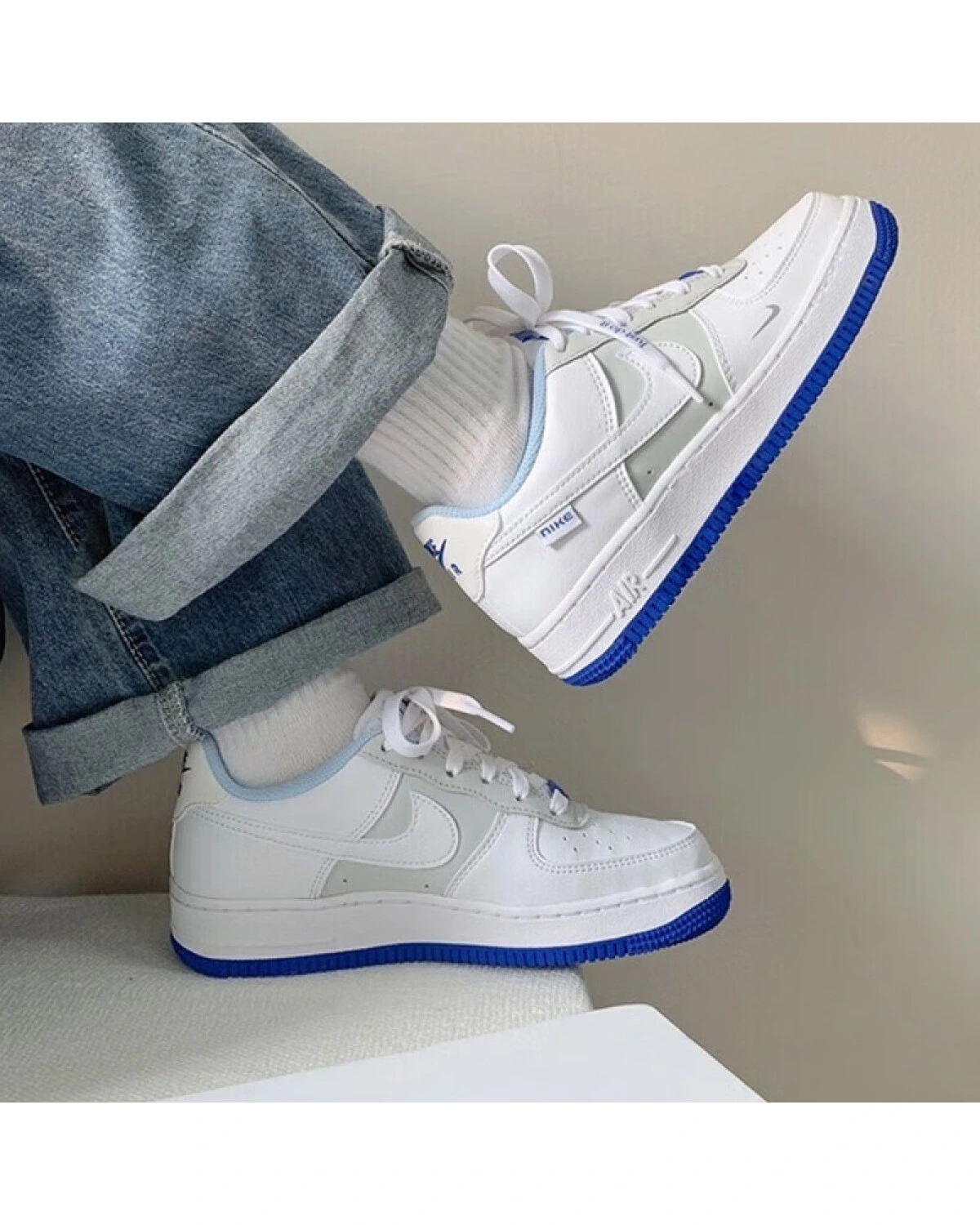 Nike Air Force 1 детские кроссовки белые с синим картинка