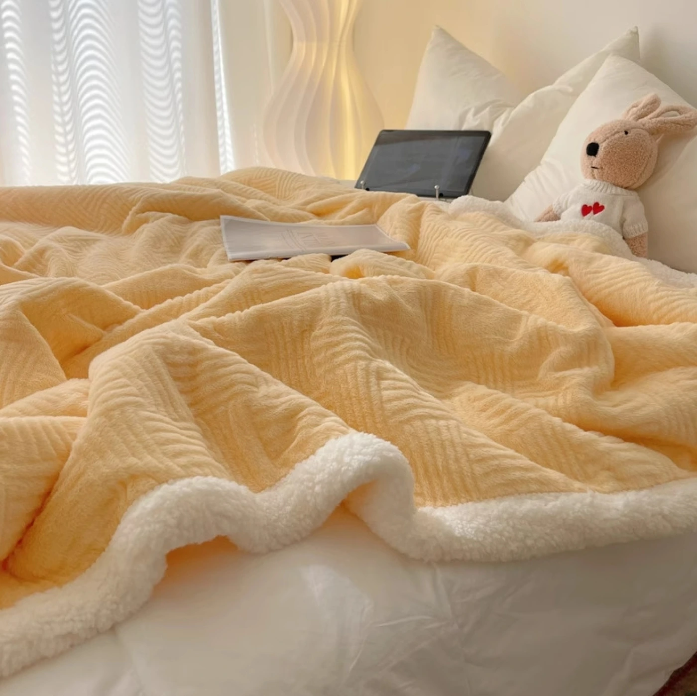 Плюшевое одеяло «Кролик» (кремово-желтое) картинка