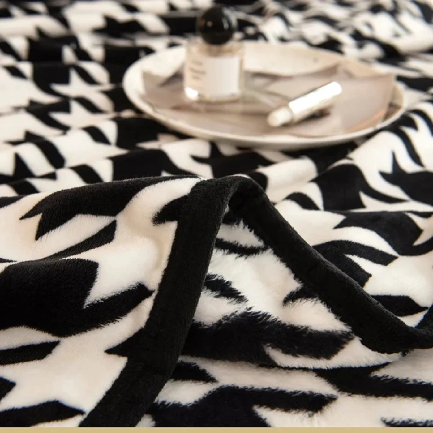 Мягкий плед с черно-белым узором картинка