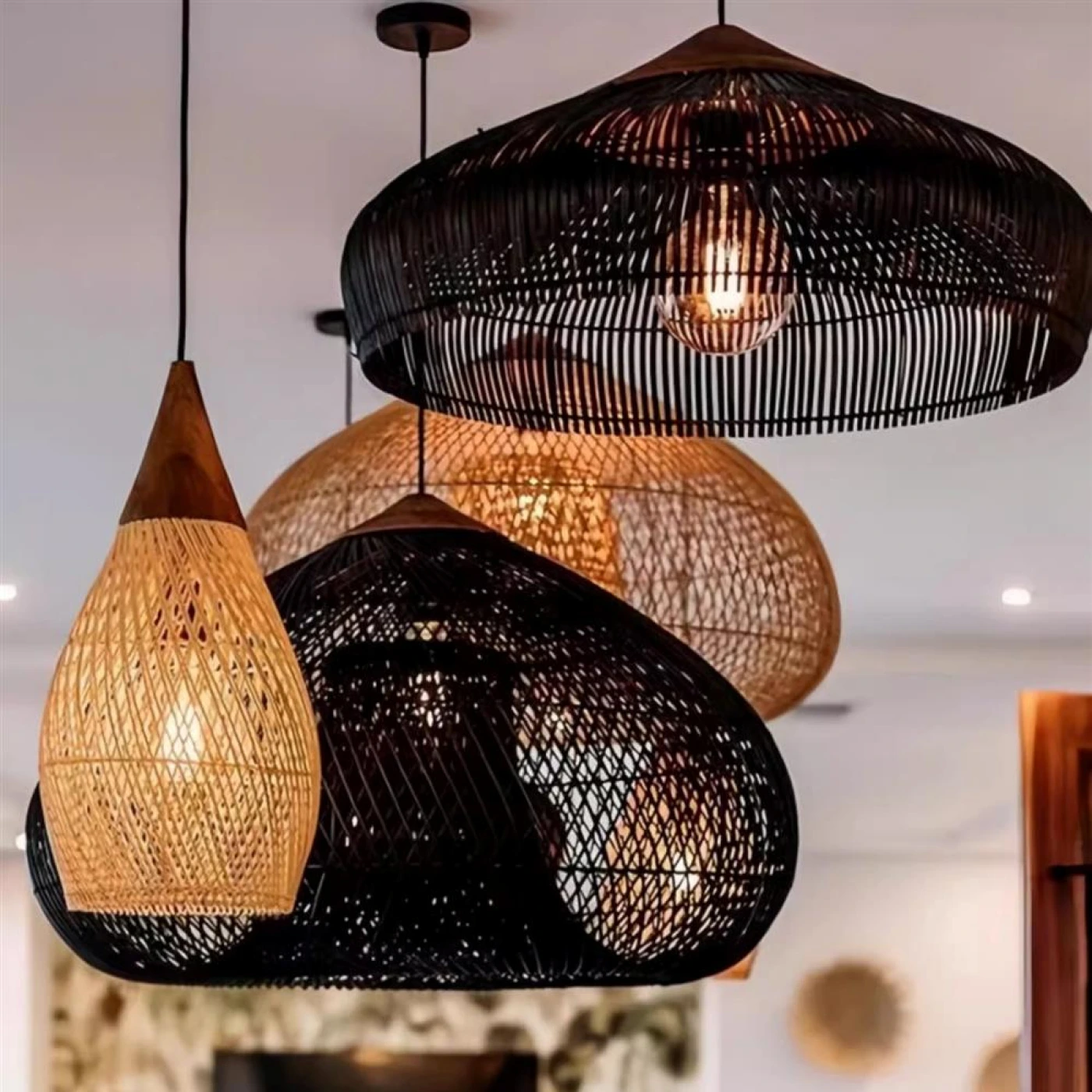 Черная люстра из бамбука в стиле ваби-саби картинка