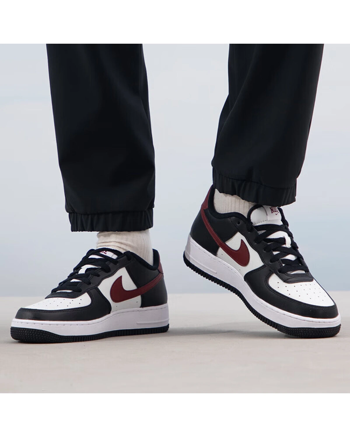 Nike Air Force 1 детские кроссовки черно-белые картинка