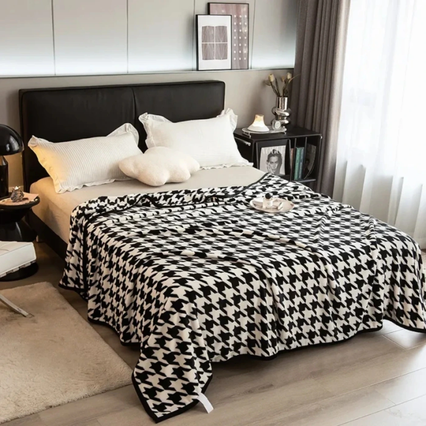 Мягкий плед с черно-белым узором картинка