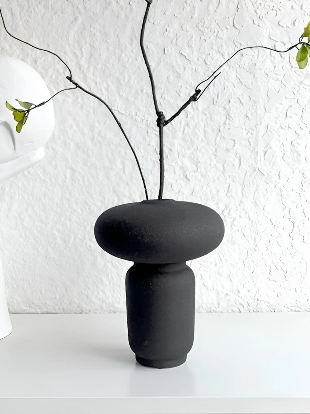 Чёрная матовая ваза в стиле минимализм, ваби-саби картинка