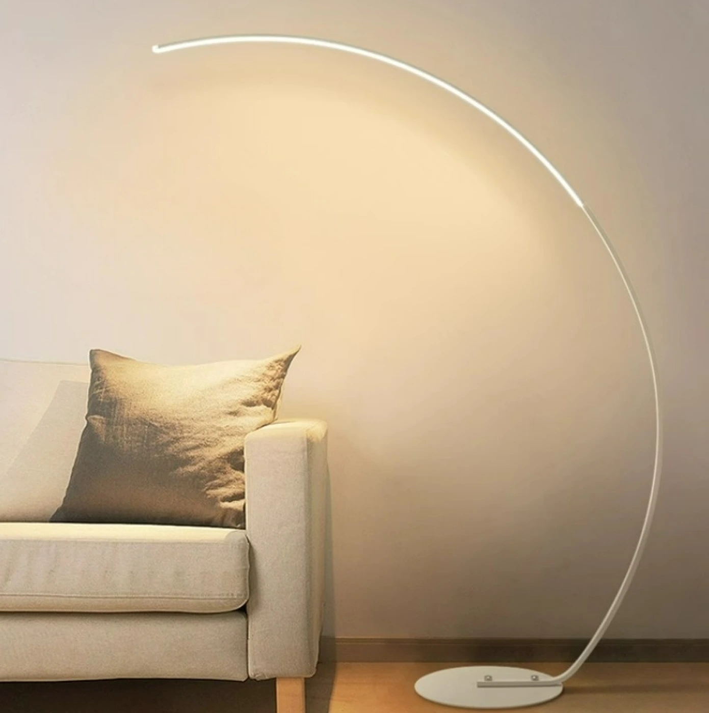 Напольный светильник с изогнутым кронштейном (белый) картинка