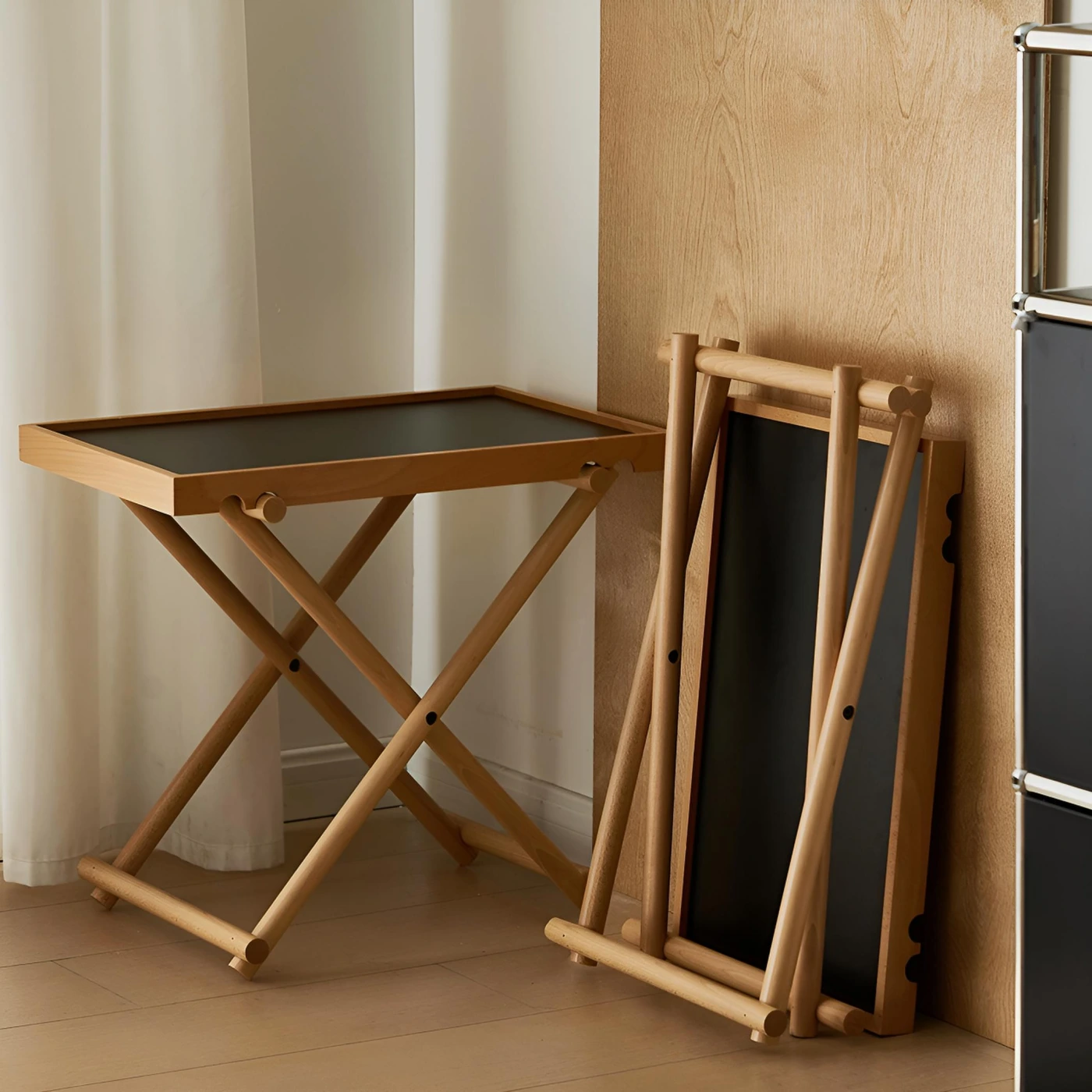 Прикроватный складной столик из массива бука картинка