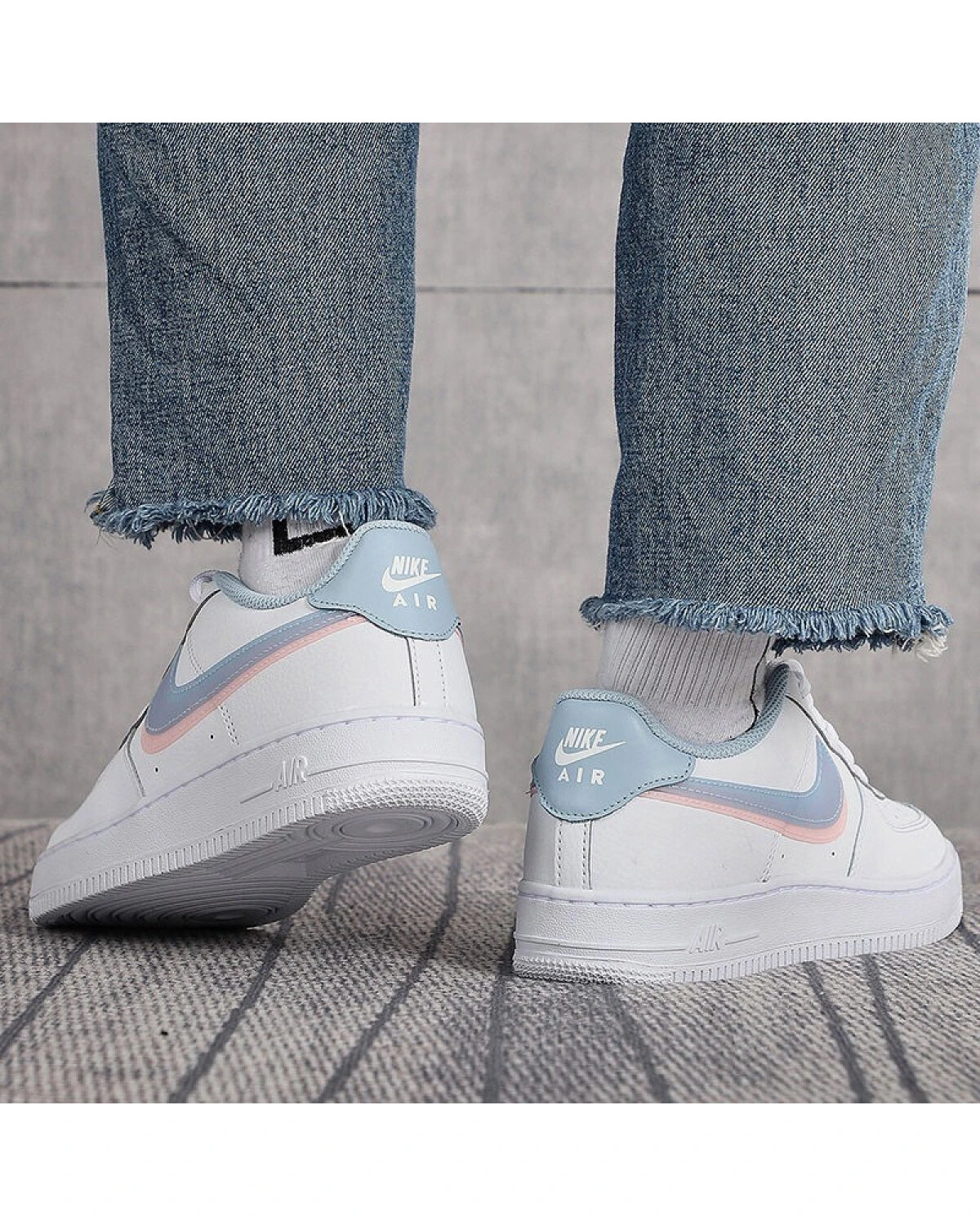 Nike Air Force 1 Double Swoosh детские кеды бело-голубые с розовыми акцентами картинка