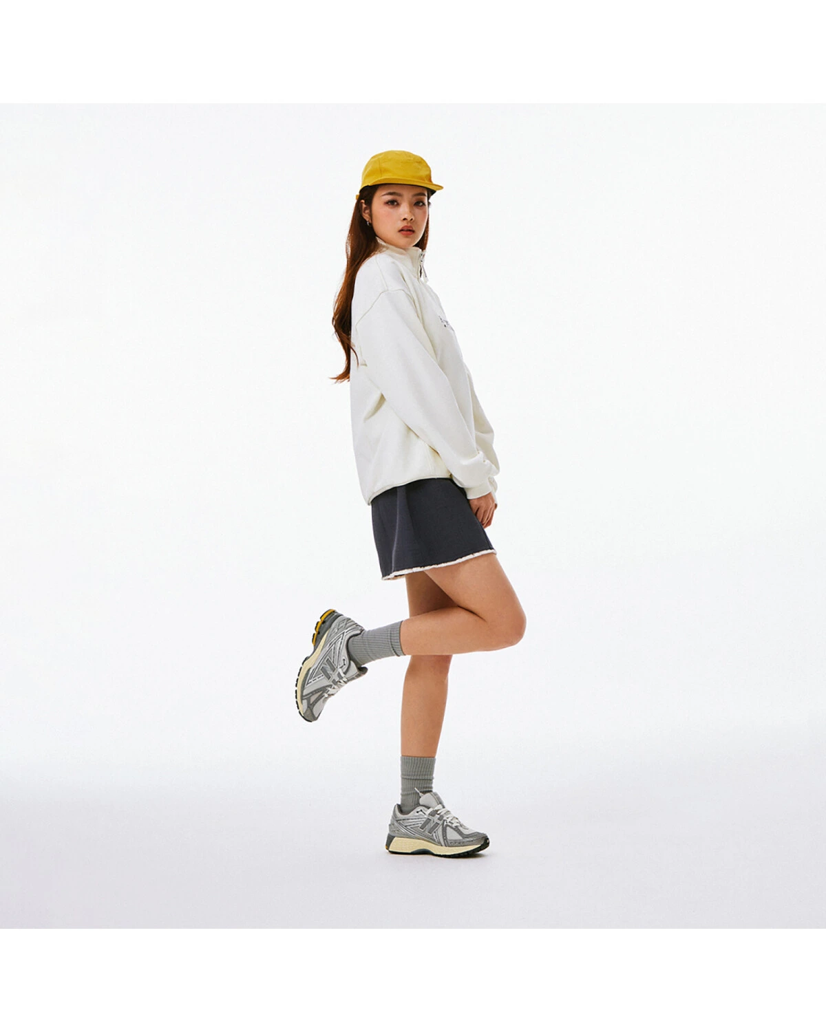 New Balance 1906R unisex кроссовки серо-белые из текстиля для повседневной носки картинка