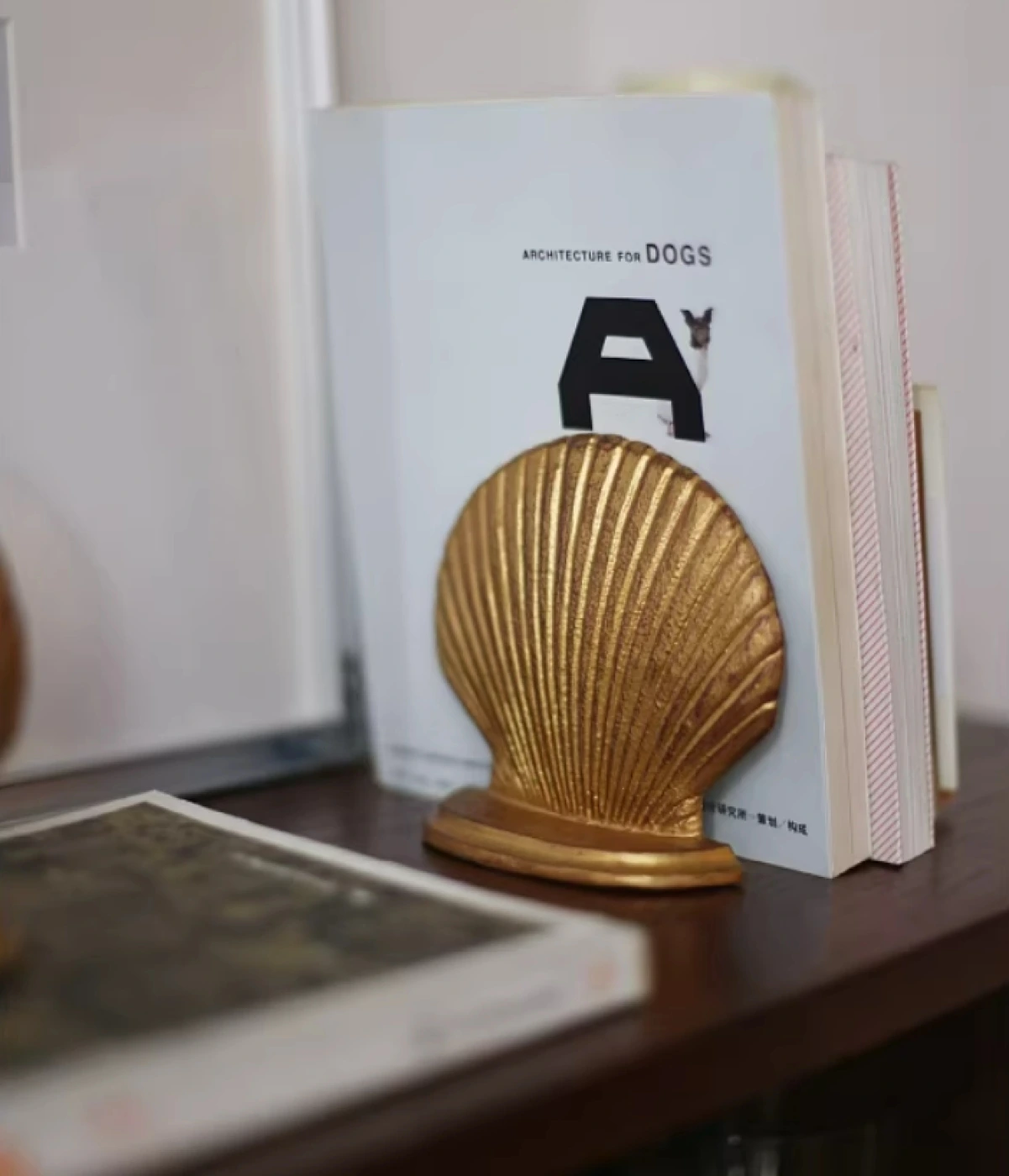 Книгодержатель настольный в виде ракушки, винтажный (золото) картинка