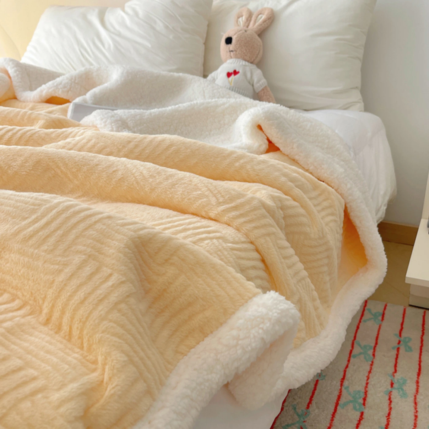 Плюшевое одеяло «Кролик» (кремово-желтое) картинка