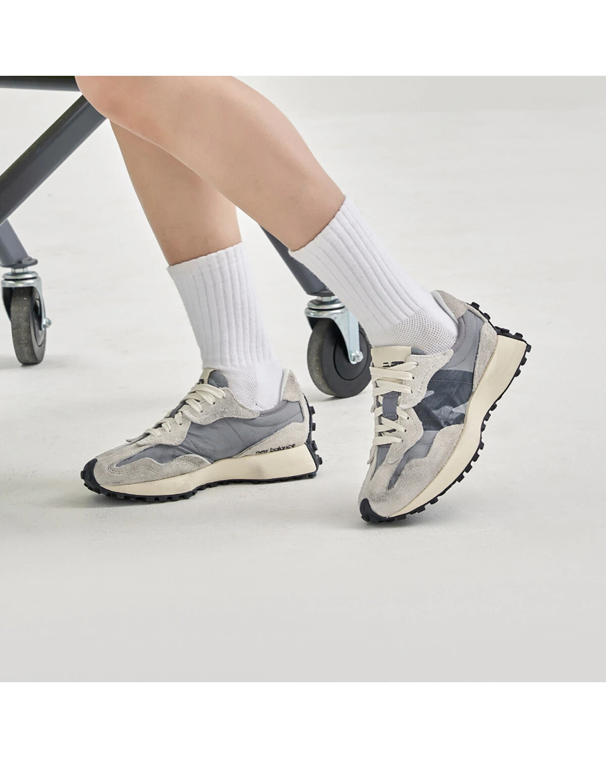 New Balance NB 327 унисекс кроссовки беговые из синтетики серые картинка