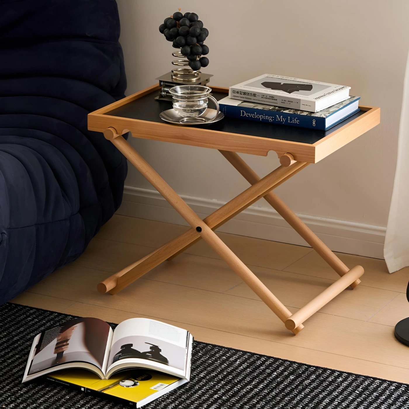 Прикроватный складной столик из массива бука картинка