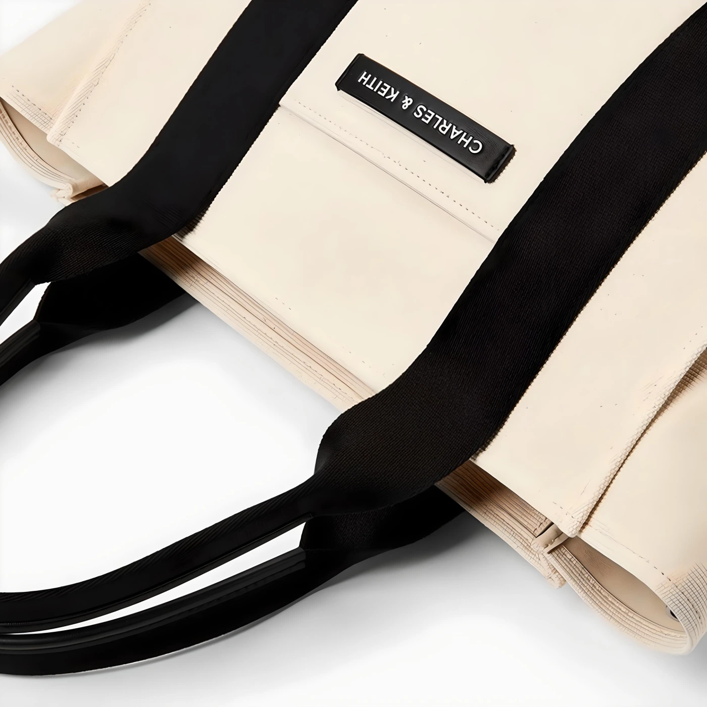 Портативная вместительная сумка CHARLES&KEITH картинка