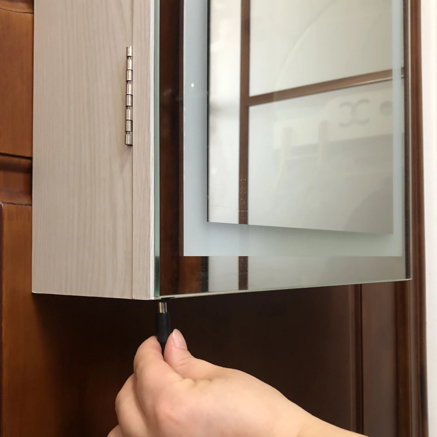 Шкаф-зеркало навесной с подсветкой картинка