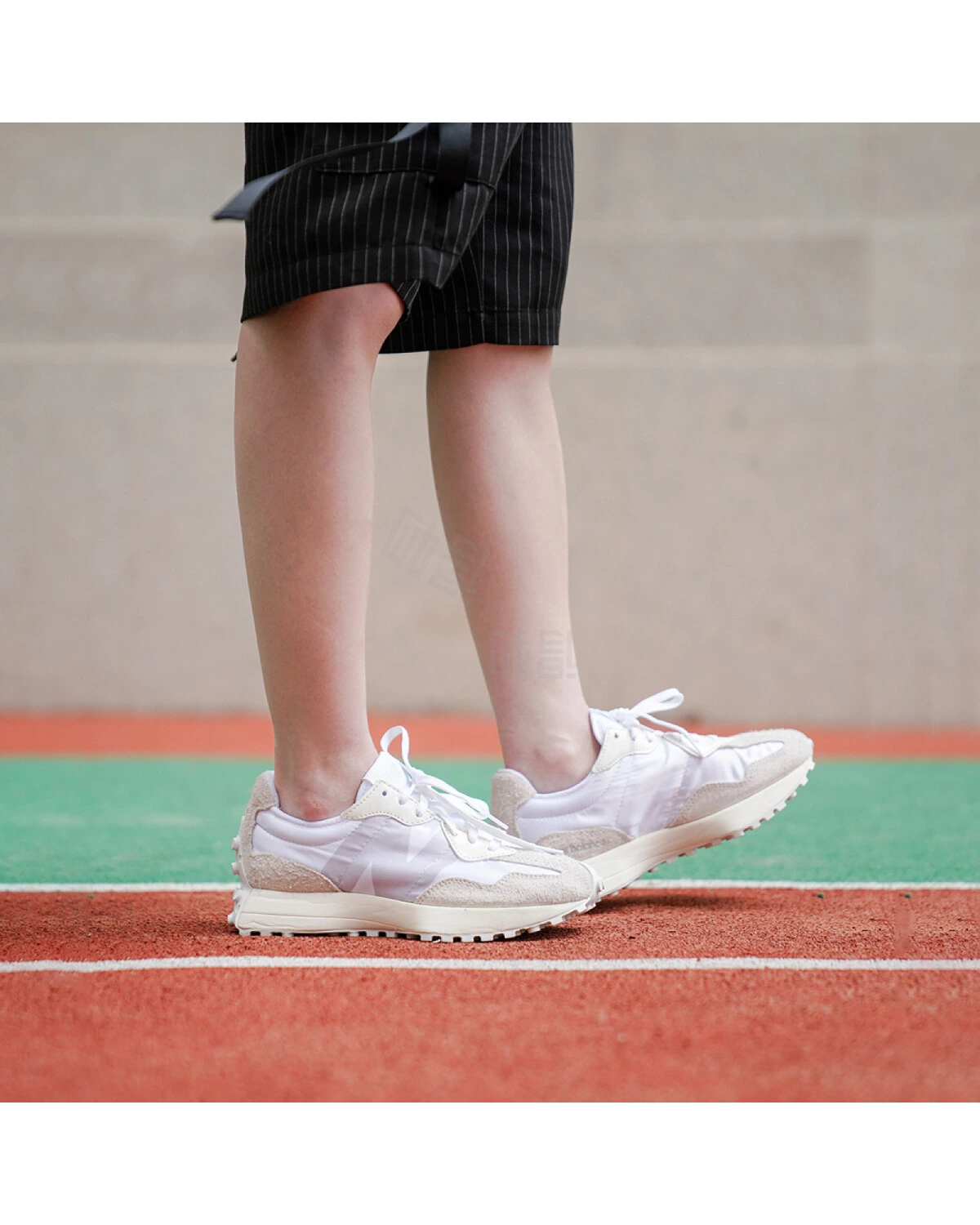 New Balance NB 327 женские кроссовки повседневные бело-серые из ткани и кожи картинка