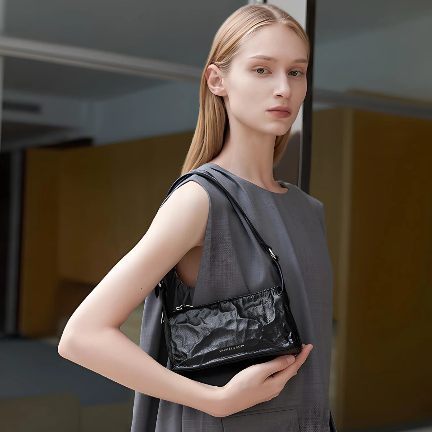Квадратная сумка-мессенджер CHARLES&KEITH картинка