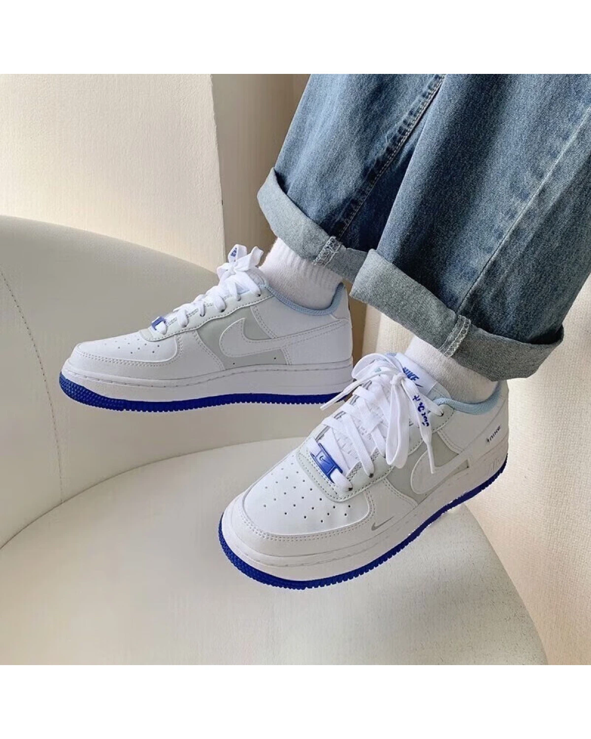 Nike Air Force 1 детские кроссовки белые с синим картинка