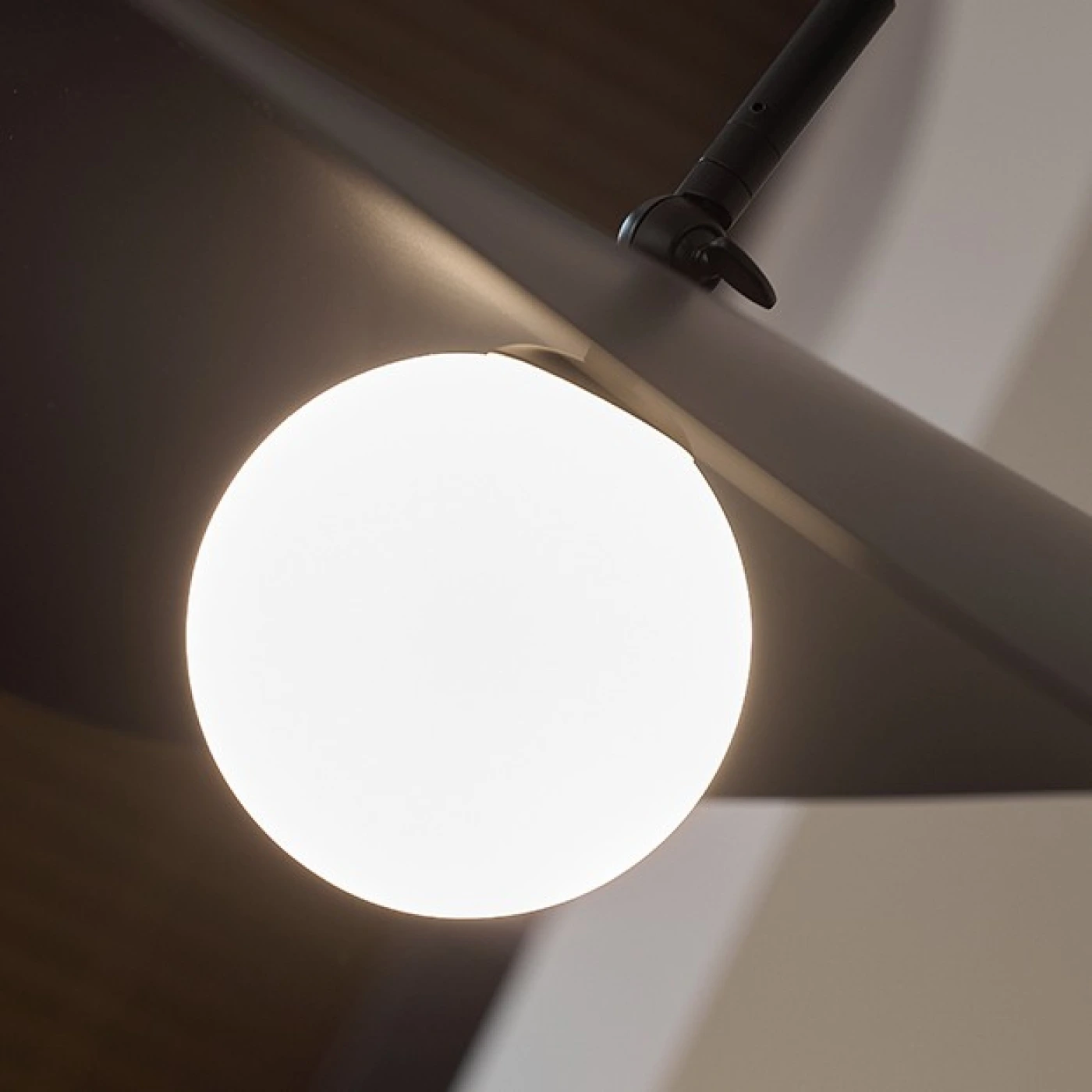 Напольная лампа с плоским абажуром картинка