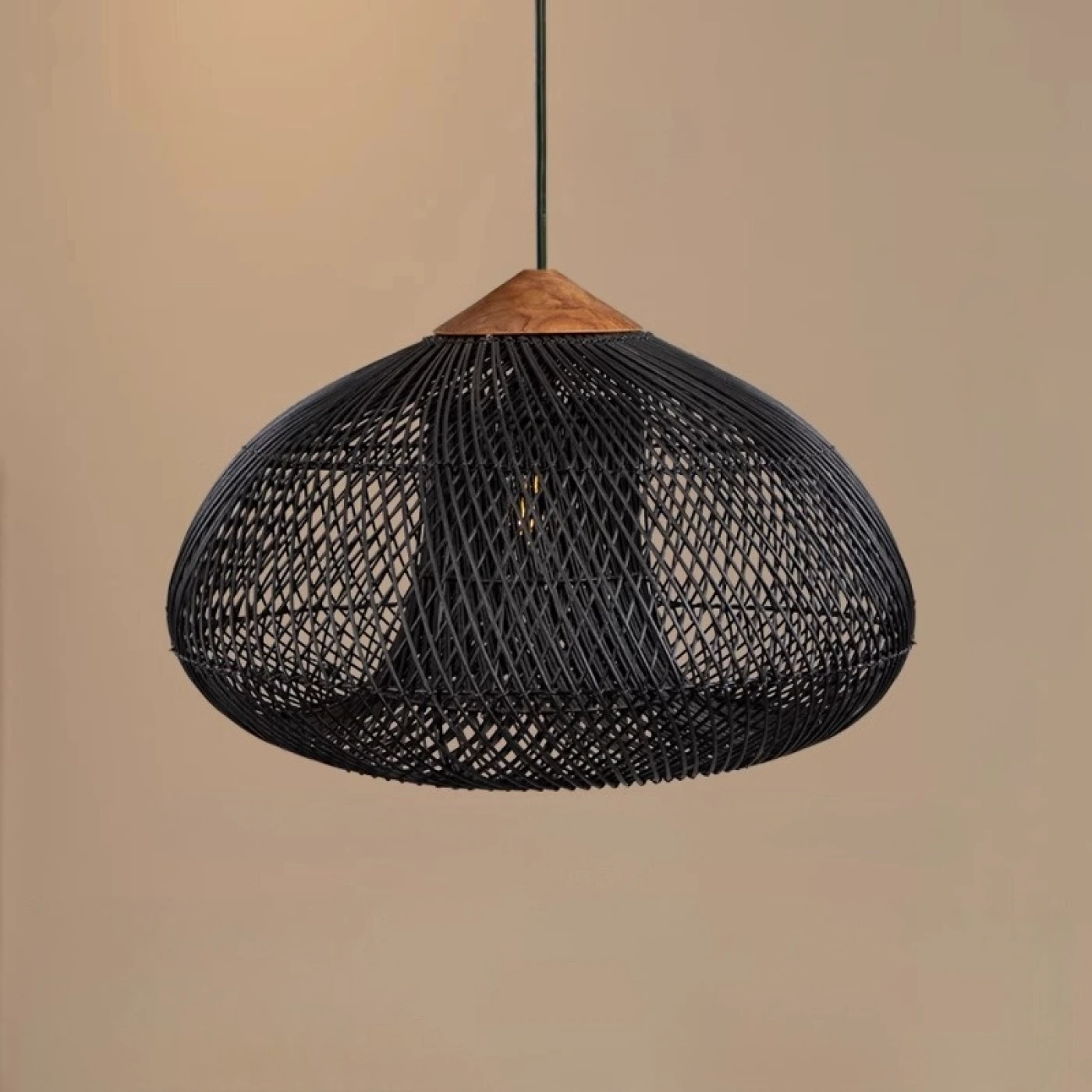 Черная люстра из бамбука в стиле ваби-саби картинка