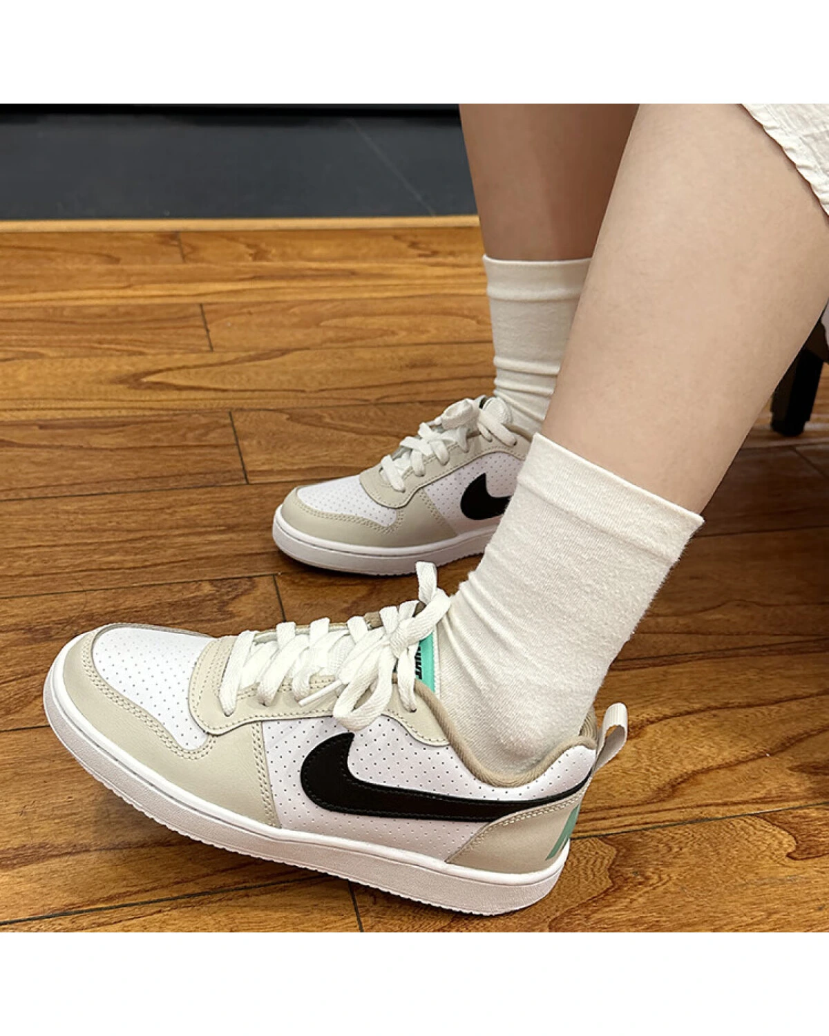 Nike Court Borough детские кеды кожаные повседневные серо-белые картинка