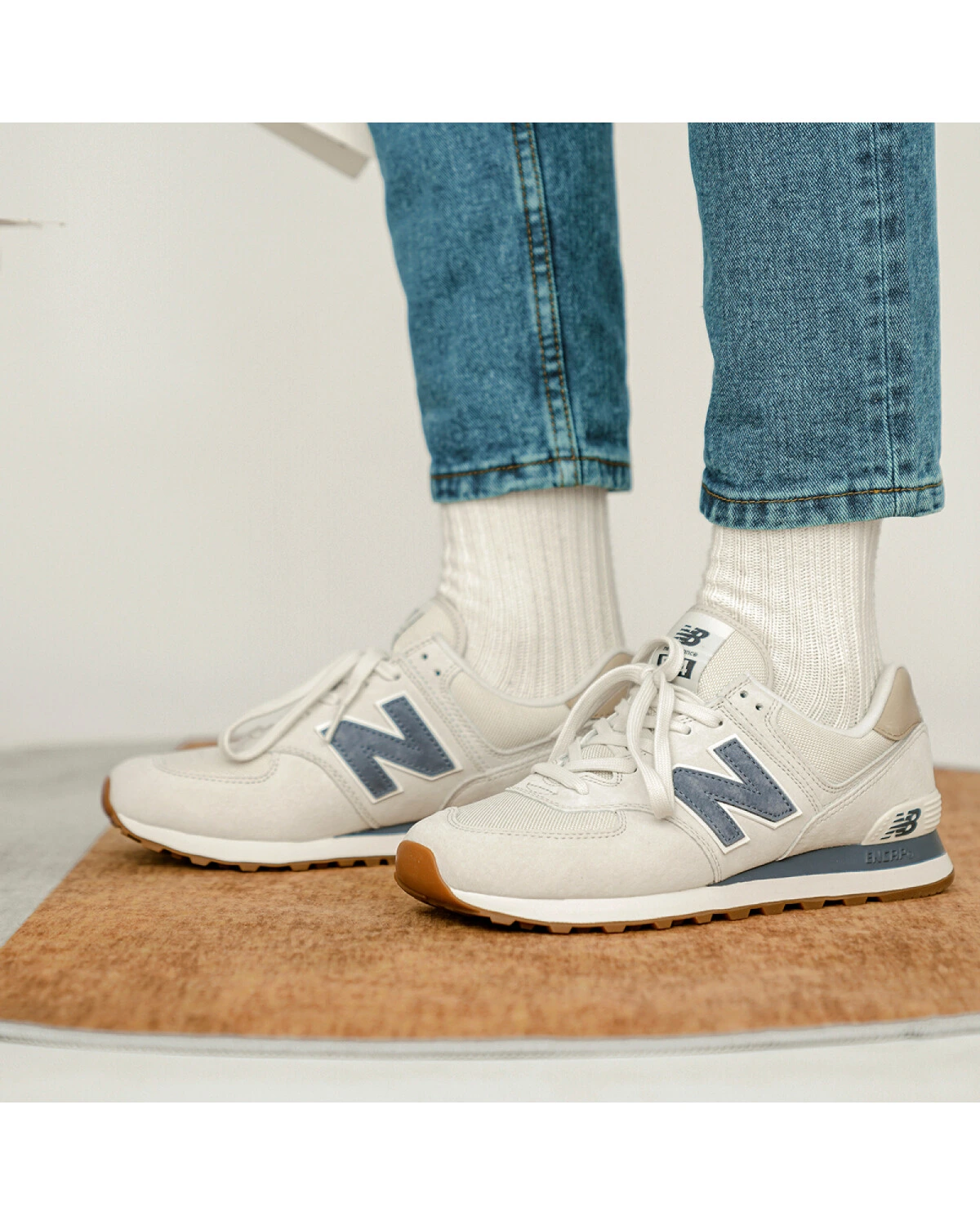 New Balance 574 кроссовки серые текстильные повседневные для бега картинка