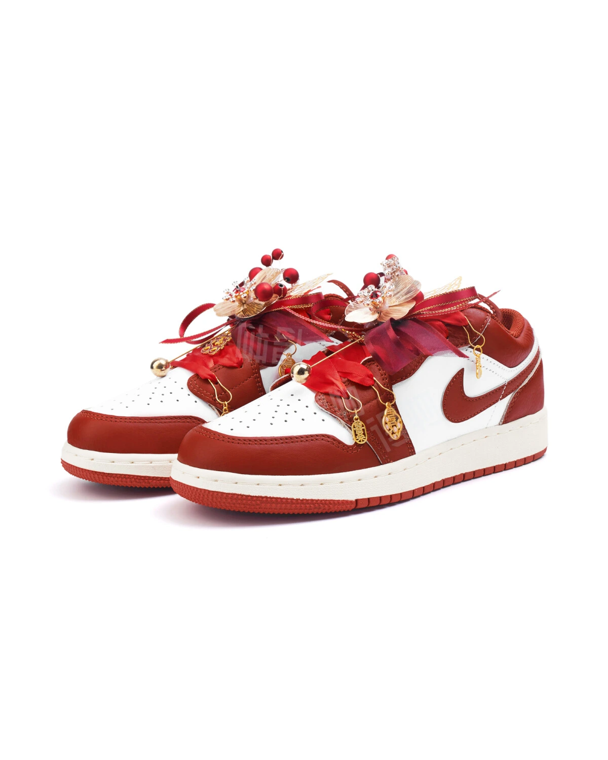 Jordan Air Jordan 1 GS женские кроссовки красные с жемчужными подвесками картинка